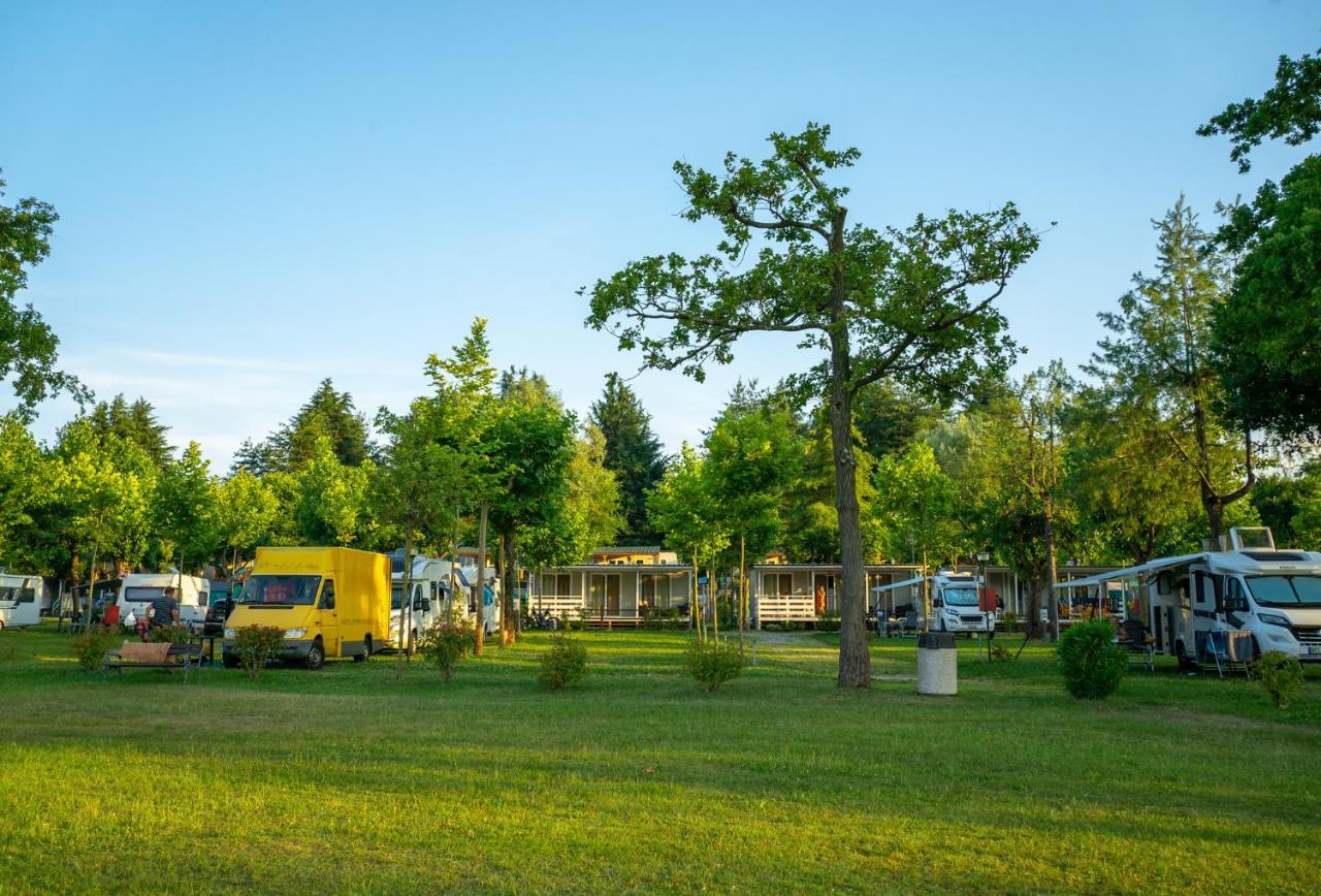 Готель Camping Lido Verbano Кастеллетто-сопра-Тічіно Екстер'єр фото