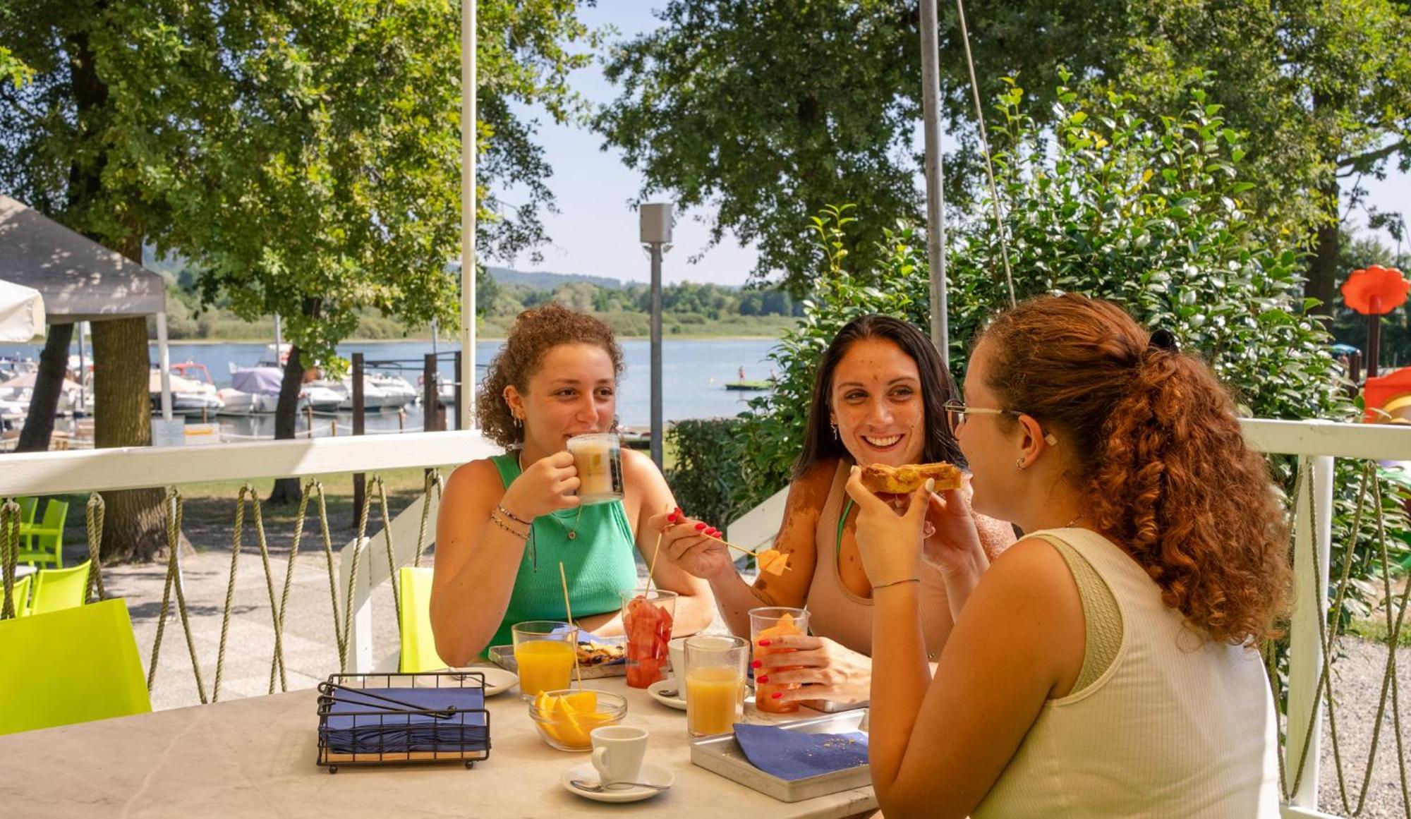 Готель Camping Lido Verbano Кастеллетто-сопра-Тічіно Екстер'єр фото